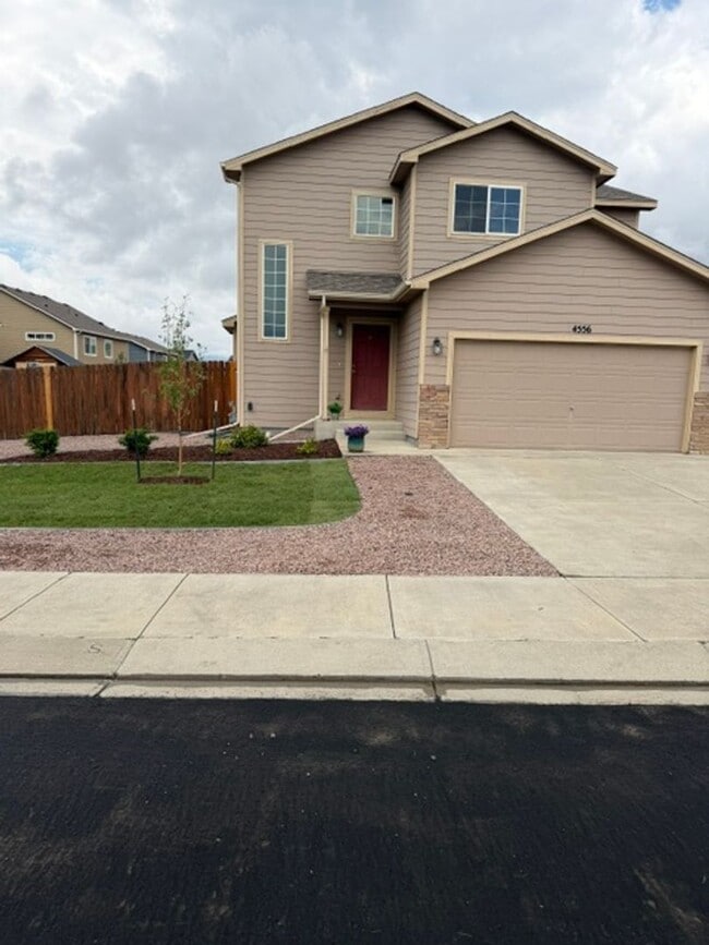 Building Photo - Lovely 4 Bedroom, 3.5 Bath, 2 Car Garage Home locates off Powers and Grinell!