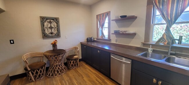 Photo - 704 E 4th St Unidad Bungalow