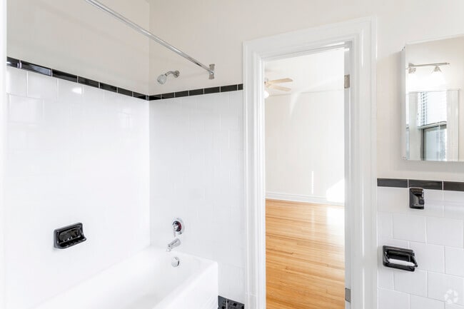 1 BR, 1 BA - 602 SF