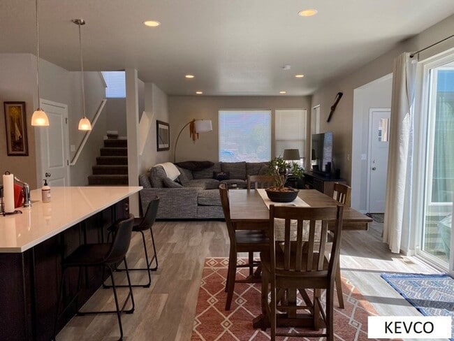 Photo - Impressive Newer House In Mosaic