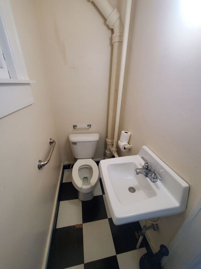 Building Photo - 920-924 Romayne Avenue Rental