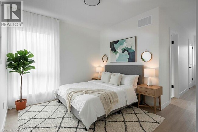 Photo - 15 Cedar St N