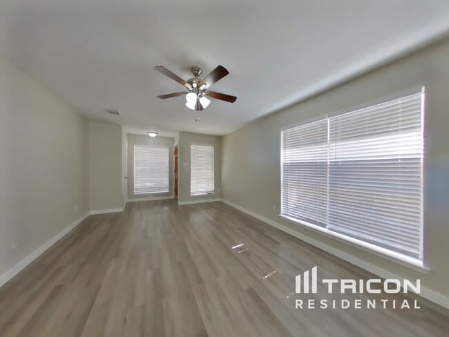 Photo - 1824 Old Creek Dr