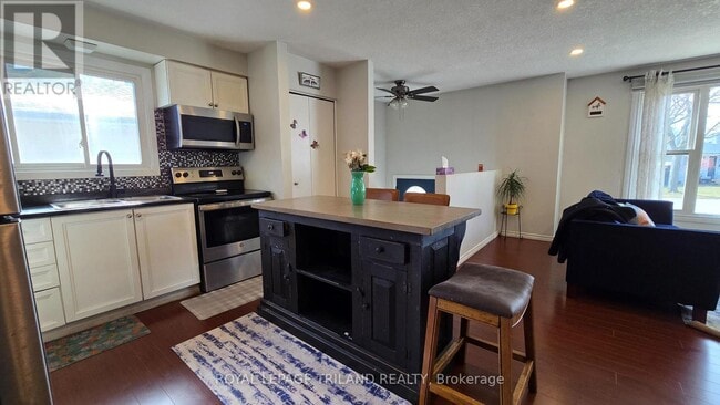 Photo - 104 Speight Crescent