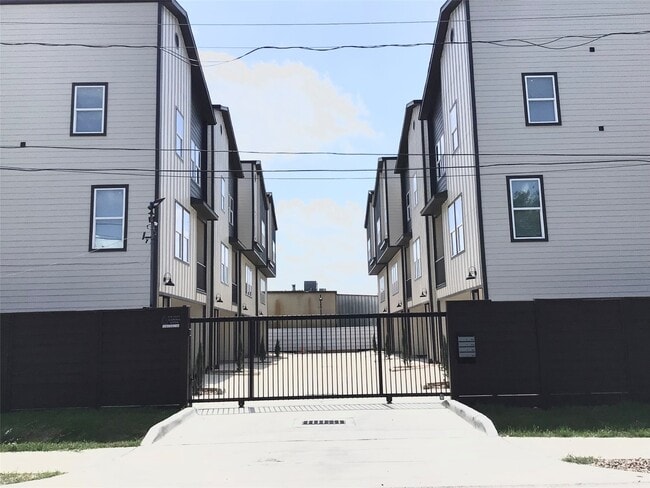 Building Photo - 2109 Marnel Rd Unit G Rental