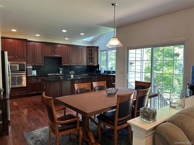 Photo - 633 Creekside Ln