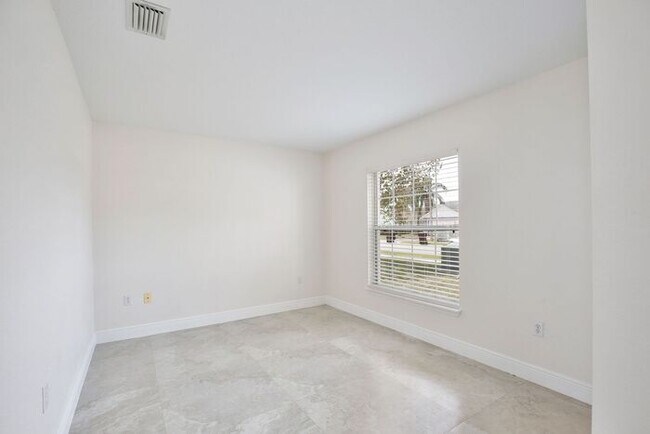 Photo - Beautiful 3/2 Spacious Home with a covered...