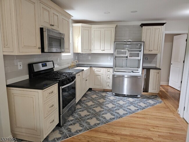 Photo - 135 Main St Unidad B