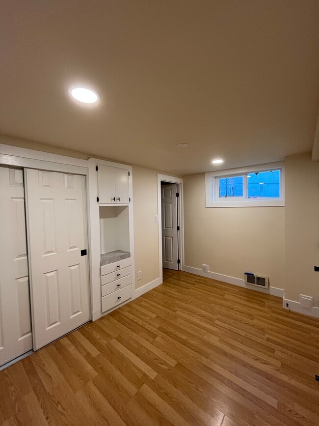 Primary bedroom - 3201 Grand Ave Unit 3