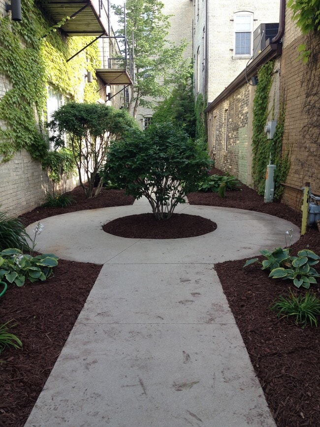 Courtyard Oasis - Balzer Apartments