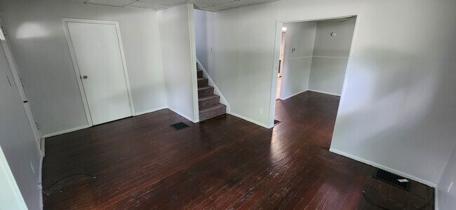 Photo - 219 E Oak St