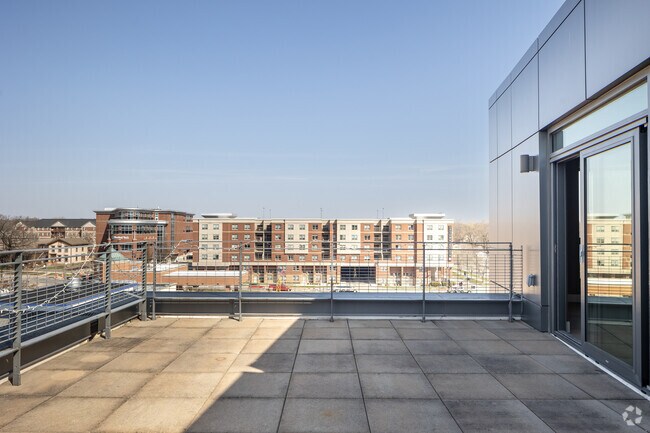 3BR, 2BA - 2,000SF - Roof Terrace