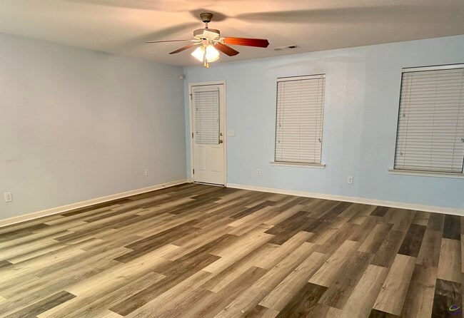 Photo - 423 Haddenham Ct