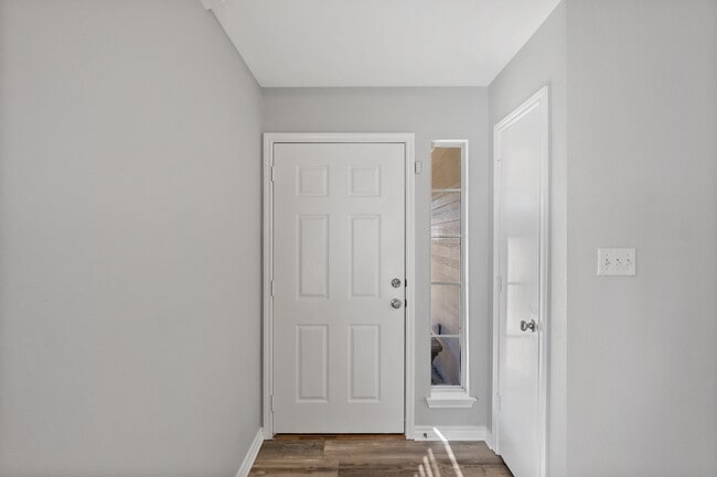 Photo - 1002 Crested Point Dr