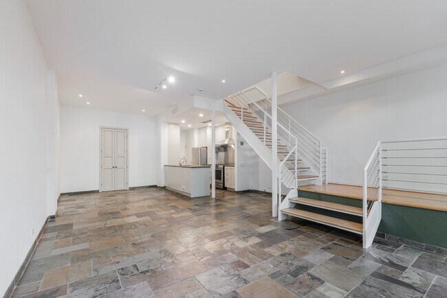 Building Photo - 33 Price St Unit 3