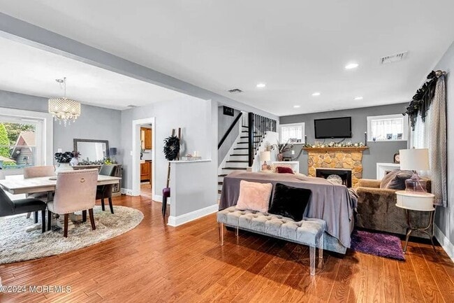 Tenemos una mesa nueva y un espacio común acogedor. - 846 Williams Ave
