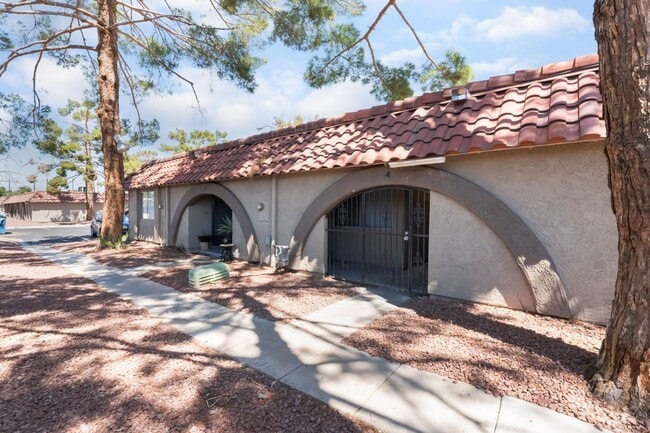 Building Photo - Two-bedroom, one bath single story townhou... Rental