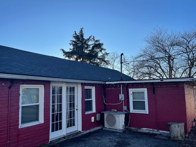 Photo - 319 E Oak St