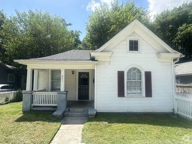 Building Photo - Inviting 2-Bedroom Home with Spacious Back...