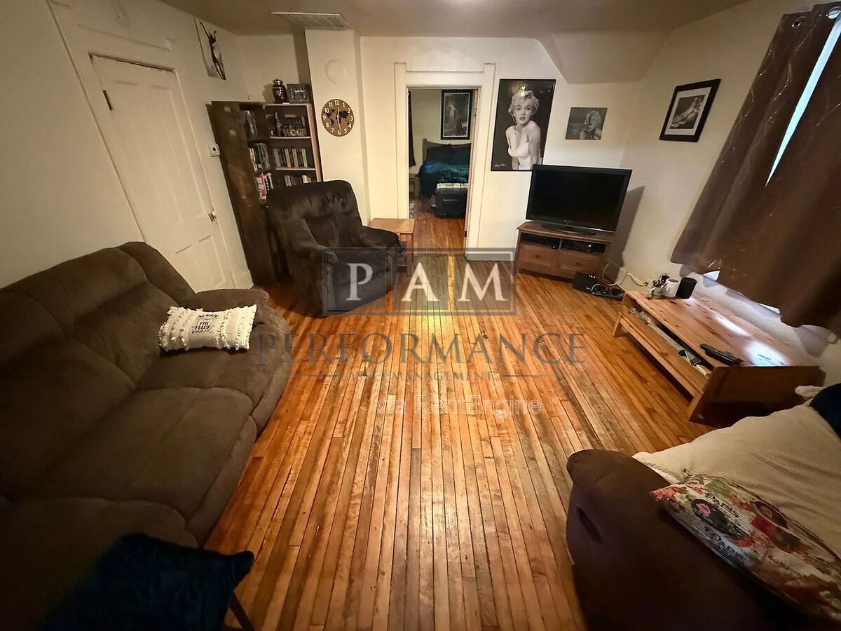 Photo - 2442 N Bremen St