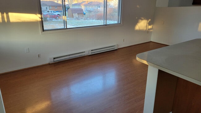 Family Room - 321 Lillian Ct Unidad 321