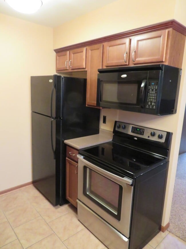 Building Photo - 628 W State St Unit 628 Apt#10