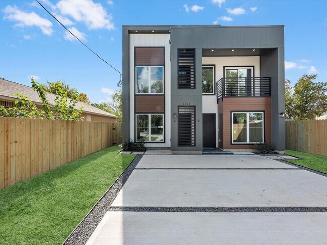 Photo - 7802 Queen St