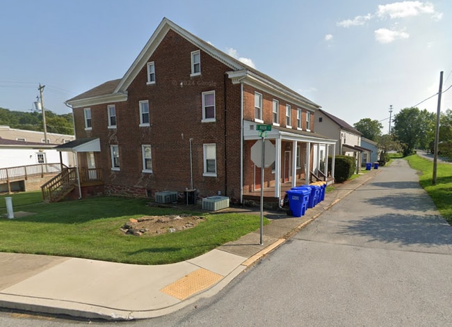 Building Photo - 4 E Main St Unit APT. A