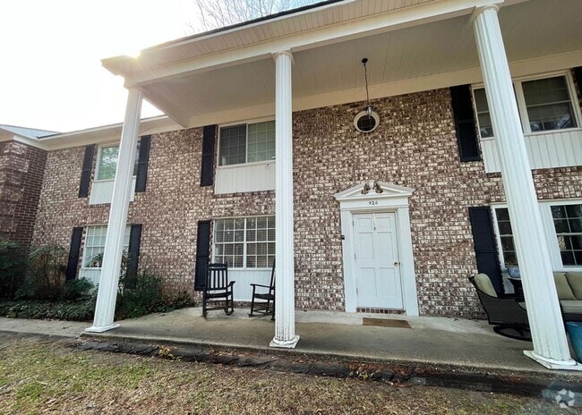 Building Photo - Available 7/1. 2 BR/2 BA in a FANTASTIC Lo... Rental