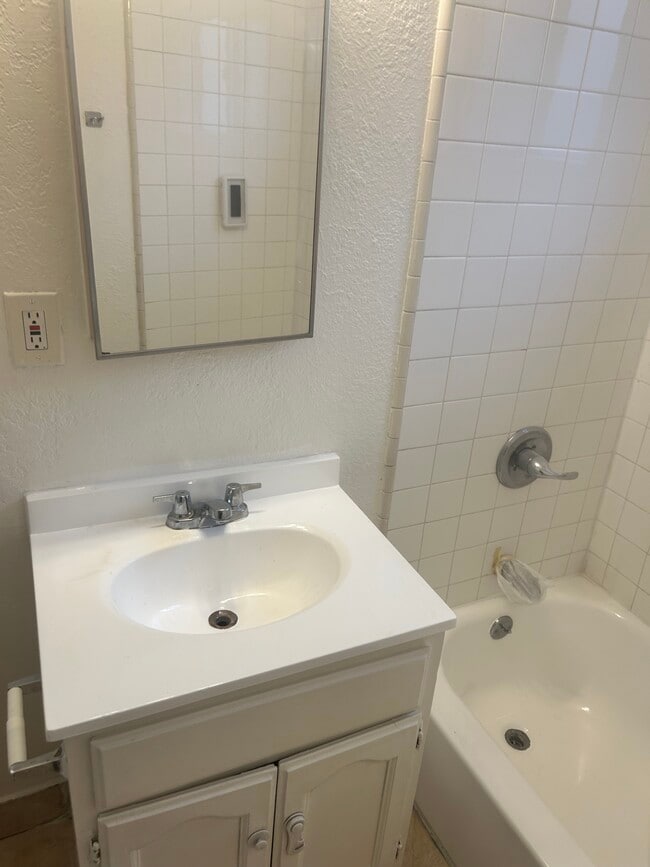 Building Photo - 736 1/2 W Century Blvd Unit downstairs Rental