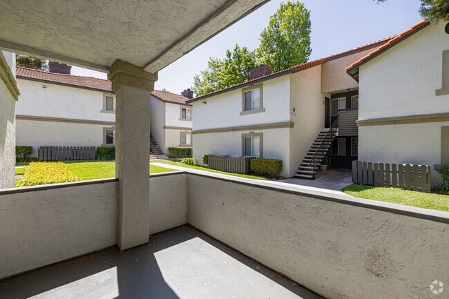 2BR, 2BA - 940SF - Patio