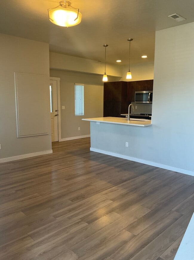 Building Photo - Sunbeam Townhomes | Modern Townhome Living in the Heart of Kuna