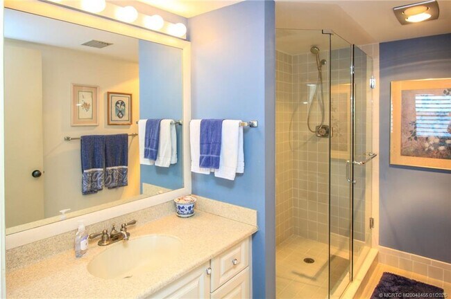 Photo - 4540 NE Sandpebble Trce Unidad 302