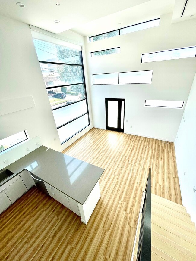 Photo - 10839 Kling St