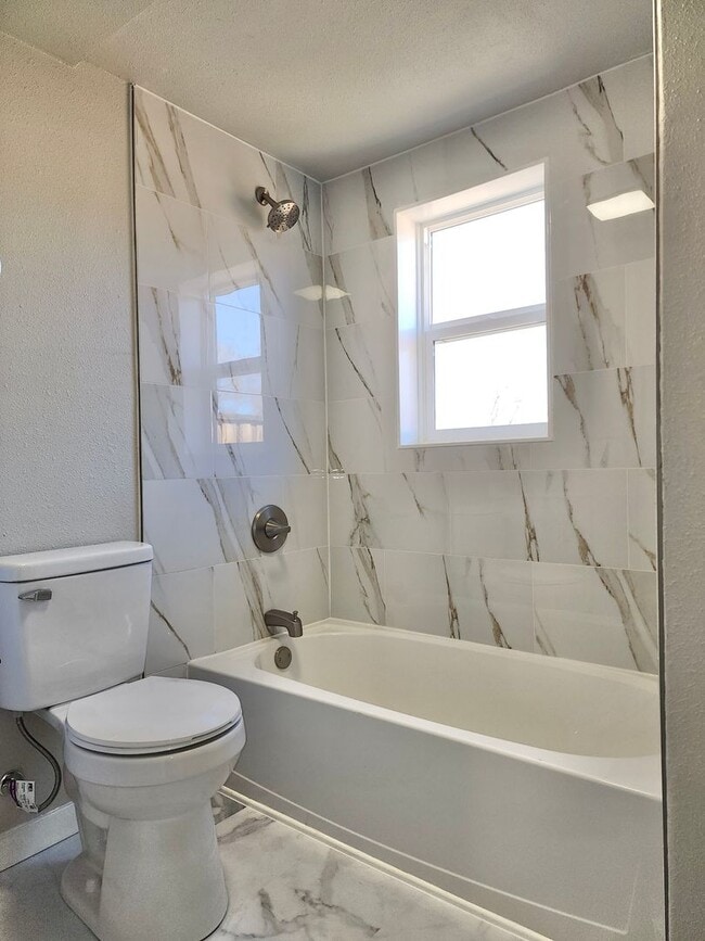 Photo - 1001 E 2nd St Unidad Duplex