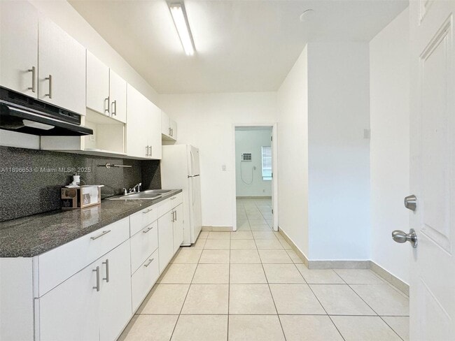 Building Photo - 5835 SW 4th St Unit B