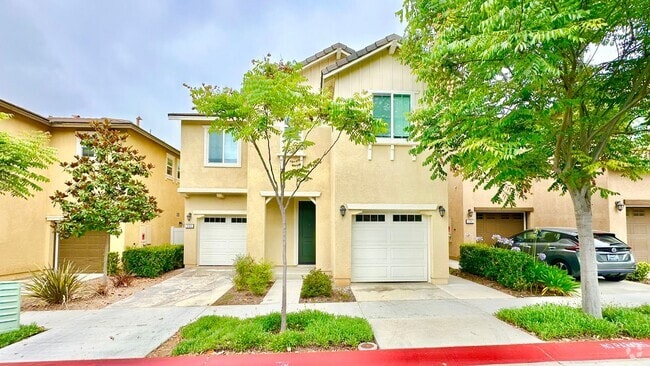 Building Photo - Newer & Lovely Two-Story Home in the New C...