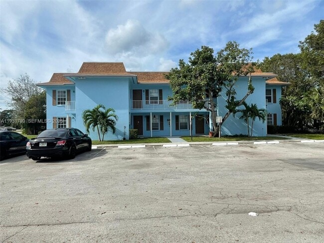 Building Photo - 4951 Wedgewood Way Unit 6