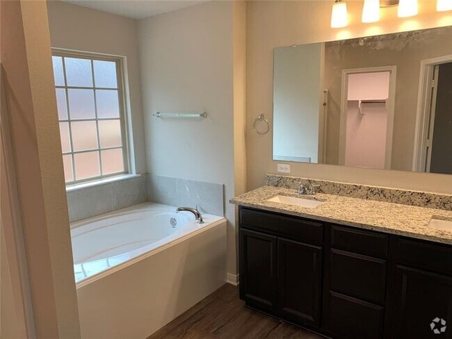 Building Photo - Coming Soon July 1, 2025 Move in LIKE NEW ... Rental