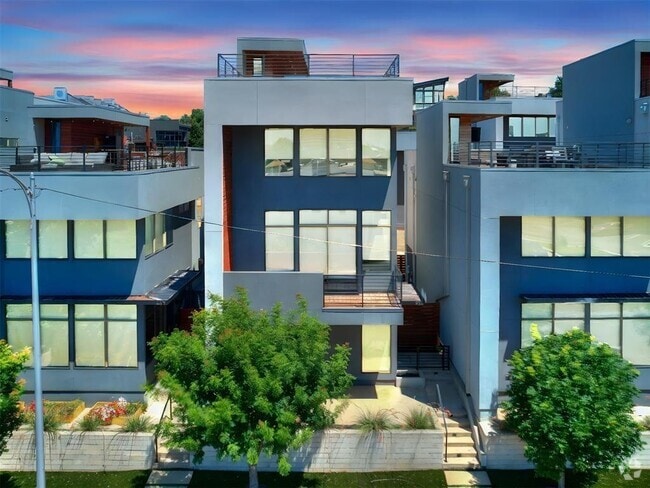 Building Photo - 825 NW 6th St Rental