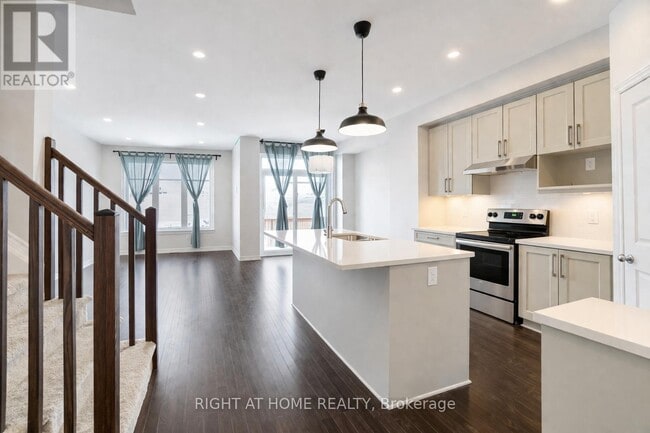 Photo - 527 Sonmarg Cres