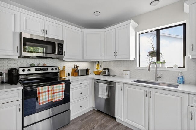 Photo - 235 SW 29th Ave