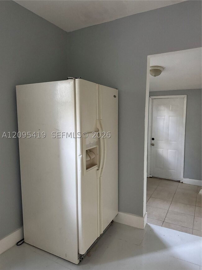 585 NE 163rd St Unit 1