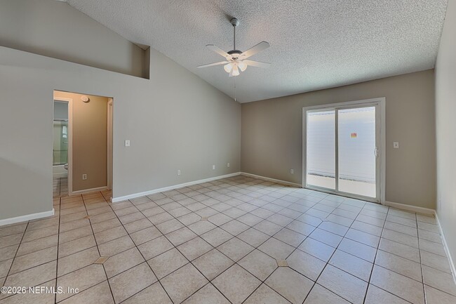 Photo - 1883 MacKenzie Ct S