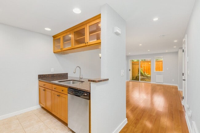 Photo - 2 Bedroom 2.5 Bath Townhouse Kirkland *Move in special!