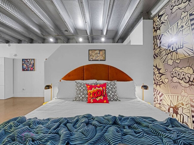 Building Photo - 10309-10107 107 St NW