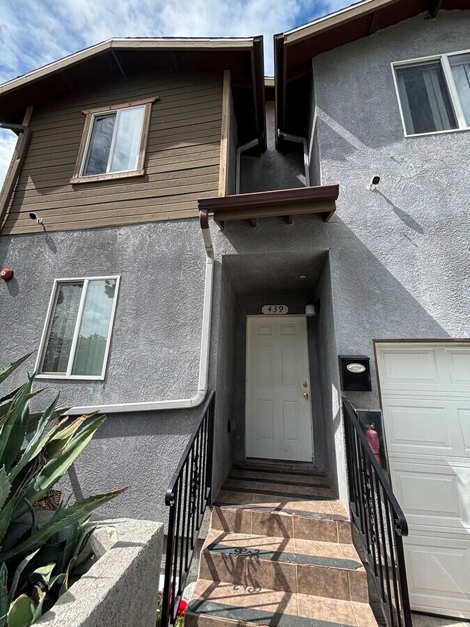 Photo - 439 E 107th St