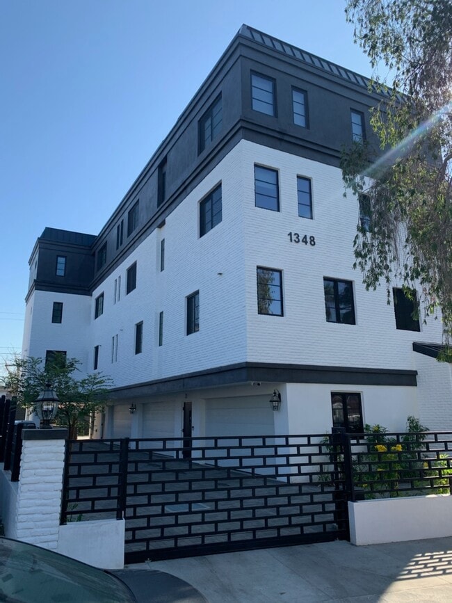 Building Photo - 1348 S Burnside Ave Unit 2