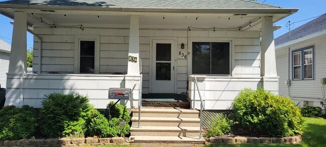836 James St