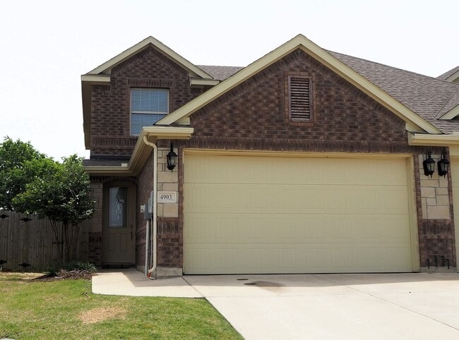 Building Photo - 4903 Villas Dr